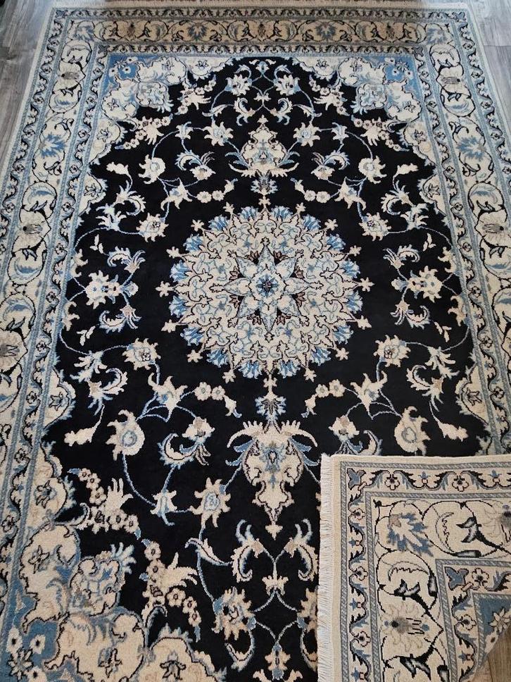 Prachtig handgeknoopt tapijt, Nain 165x245CM.Wol Zijde., Huis en Inrichting, Stoffering | Tapijten en Kleden, Zo goed als nieuw