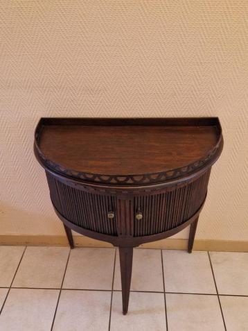 Mooie (side table) kast 0.70 br x 0.39 diep beschikbaar voor biedingen
