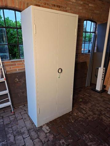 Goede metalen archiefkast/ werkplaatskast met sleutels! beschikbaar voor biedingen