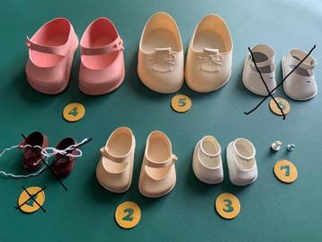 Poppenschoentjes, vier paar + 2 knopjes voor bandschoentjes beschikbaar voor biedingen
