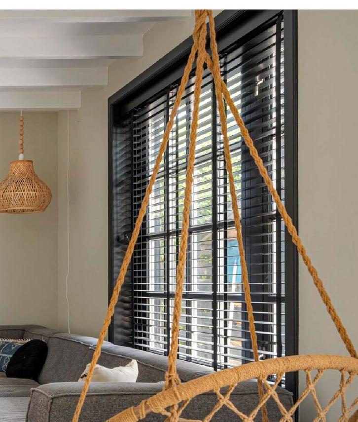 Zwarte houten jaloezieën, Huis en Inrichting, Stoffering | Gordijnen en Lamellen, Gebruikt, 200 cm of meer, 150 tot 200 cm, Zwart