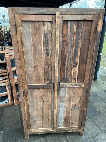 Stoere hoge kast van grof hout met 3 planken  beschikbaar voor biedingen