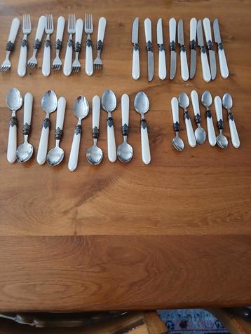 Bestekset 33 delig met kunststof handvat parelmoerkleurig beschikbaar voor biedingen