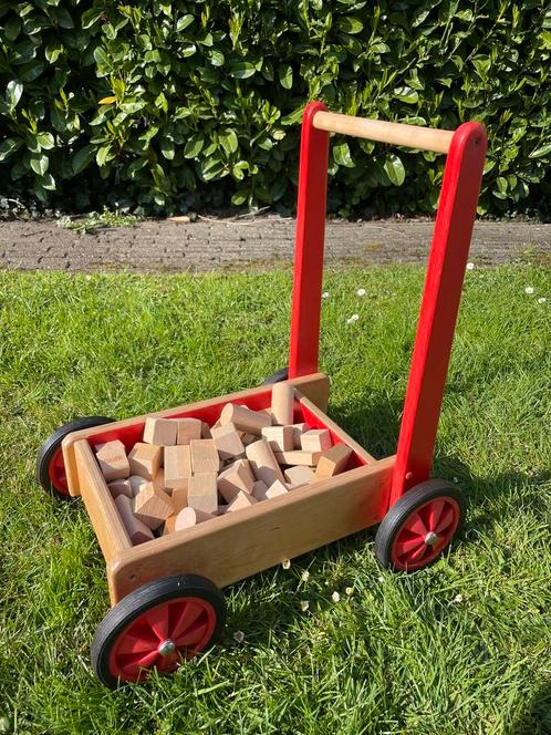Houten blokken loopkar kleur rood met 50 houten blokken, Kinderen en Baby's, Speelgoed | Houten speelgoed, Zo goed als nieuw, Duw- of Trekspeelgoed