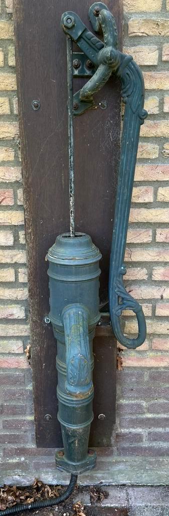 Oude gietijzeren waterpomp beschikbaar voor biedingen