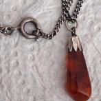 Zilveren ketting met barnsteen ..al een antieke van vroeger., Met hanger, Ophalen of Verzenden, Zo goed als nieuw, Zilver