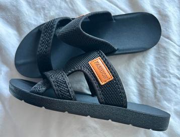 Nieuwe Zwarte slippers/ sandalen 37/38 beschikbaar voor biedingen