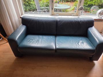 Twee nette 2-zits bankstellen beschikbaar voor biedingen