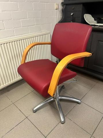 Pompstoel voor kapper beschikbaar voor biedingen