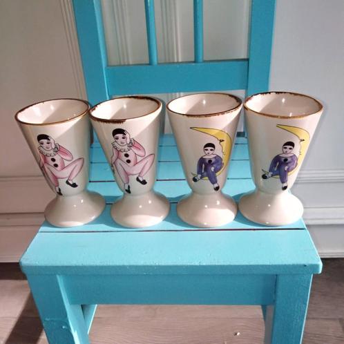 Bekers met pierrot afbeelding 4 stuks, Huis en Inrichting, Keuken | Servies, Gebruikt, Glas of Glazen, Overige stijlen, Aardewerk