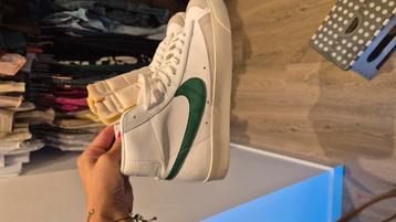 nike sneakers  beschikbaar voor biedingen