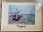 Vissersboten op het strand van Vincent van Gogh, Foto of Poster, Ophalen of Verzenden, Zo goed als nieuw, 50 tot 75 cm