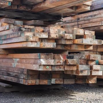 Geschaafde vuren balken beschikbaar voor biedingen