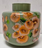 Groene vaas met bloemmotief, Nieuw, Ophalen of Verzenden, Glas, Minder dan 50 cm