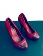 Wijnrode pumps maat 38 - Suèdine en lak, Kleding | Dames, Schoenen, Pumps, Ophalen of Verzenden, Gedragen, Rood