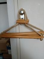 3 Houten Kleerhangers, Ophalen of Verzenden, Zo goed als nieuw