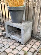 GRATIS Steen bbq onderstel. Houtblok opslag/ vuurkorf, Ophalen, Zo goed als nieuw