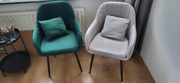 2 Mooie bijna nieuwe slaapkamer stoeltjes. beschikbaar voor biedingen