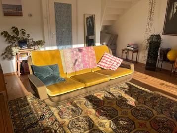 Prachtige Italiaanse vintage bank in velour beschikbaar voor biedingen