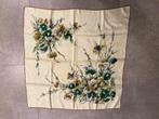 Cremekleurige foulard met bloemenprint, Ophalen of Verzenden, Zo goed als nieuw, Maat 46/48 (XL) of groter, Sjaal