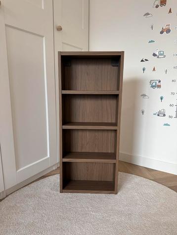 Bruine wandkast 40x15x95 cm beschikbaar voor biedingen