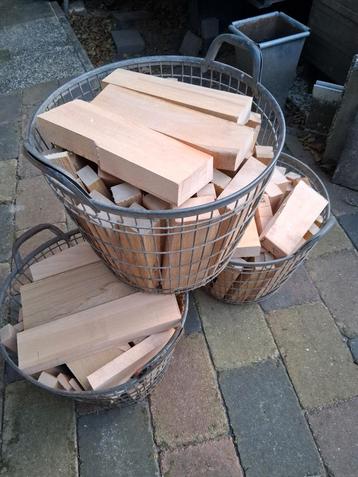 draadmand met openhaard hout. beschikbaar voor biedingen