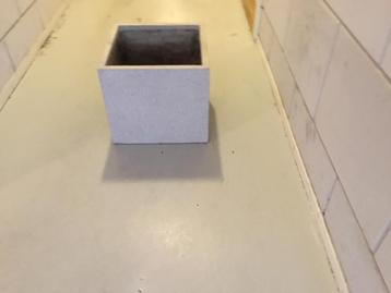 Leuke vierkante plantenbak van steen beschikbaar voor biedingen