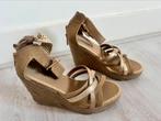 Sleehak sandalen, beige met goud, maat 36, Kleding | Dames, Schoenen, Beige, Zo goed als nieuw, Eksept, Sandalen of Muiltjes