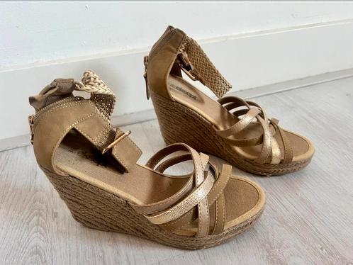 Sleehak sandalen, beige met goud, maat 36, Kleding | Dames, Schoenen, Zo goed als nieuw, Sandalen of Muiltjes, Beige, Ophalen of Verzenden