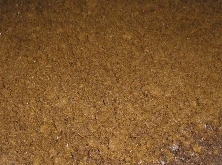 Gedroogde koemest vers van de pers met  BIOSTIMOLANT. 1e NL, Tuin en Terras, Aarde en Mest, Tuinaarde, Ophalen