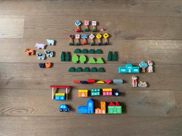 Houten speelgoed/ treinbaan/ verkeersborden/ landschap beschikbaar voor biedingen