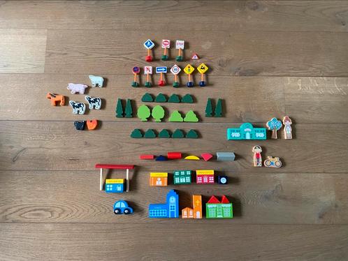 Houten speelgoed/ treinbaan/ verkeersborden/ landschap, Kinderen en Baby's, Speelgoed | Houten speelgoed, Ophalen of Verzenden