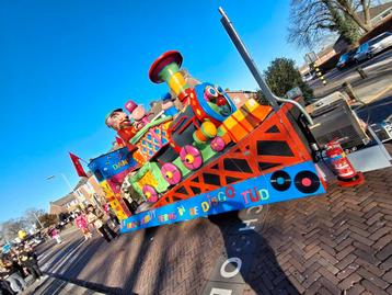 Carnavalswagen Trein met wagon en 3 poppen beschikbaar voor biedingen