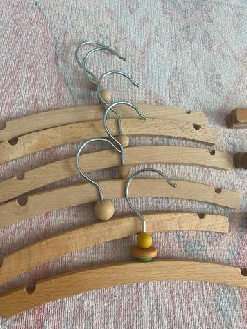 50x baby- /kinder kleerhangers + 4x Klemhangers Hout beschikbaar voor biedingen