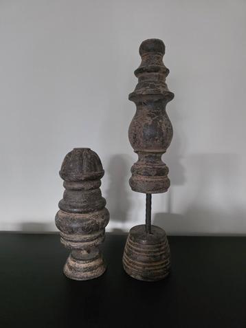 2 Decoratieve Houten Ornamenten Set beschikbaar voor biedingen