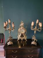 Zware vergulde klok met kandelaars – Franse Rococo stijl, Antiek en Kunst, Ophalen of Verzenden, Koper of Brons