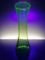Uranium groen gekleurde art deco glazen vaas "Doyen", Verzenden