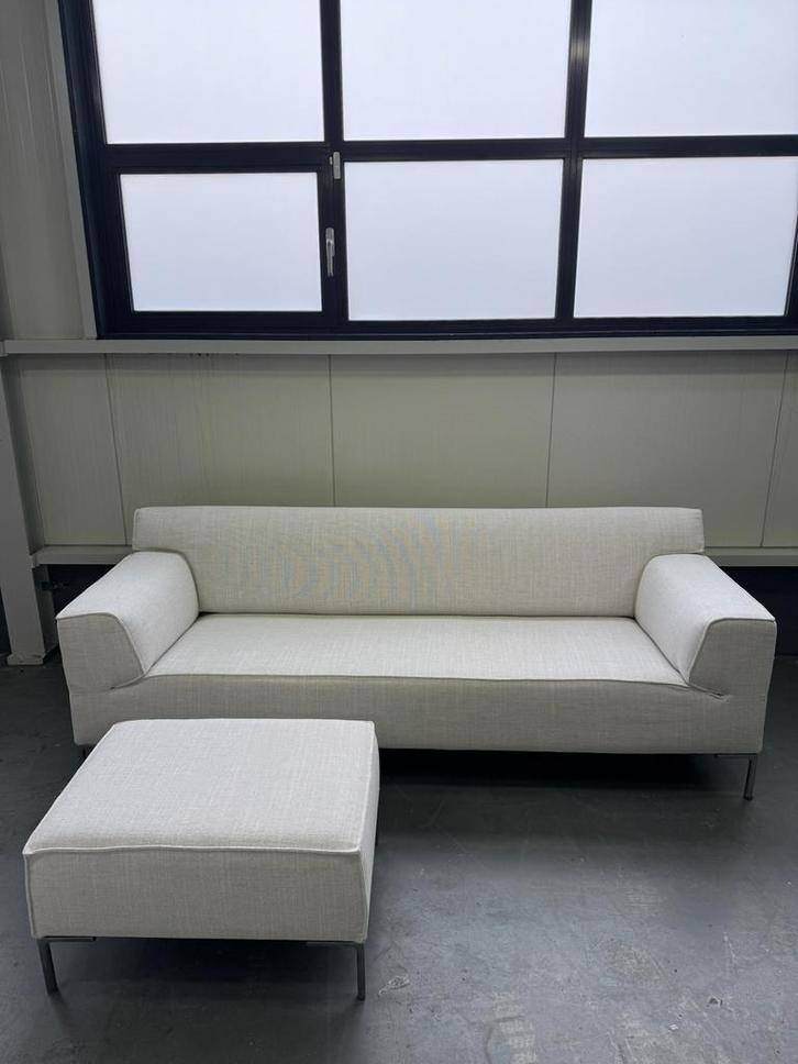 Nog te herstofferen Design on Stock Bloq | refurbished Bloq, Huis en Inrichting, Banken | Bankstellen, Nieuw, Rechte bank, Overige maten