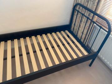 Zwart metalen bedframe - Eenpersoons beschikbaar voor biedingen