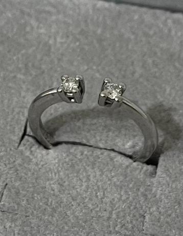 18 KARAAT WITGOUDEN RING MET 2 DIAMANTEN beschikbaar voor biedingen