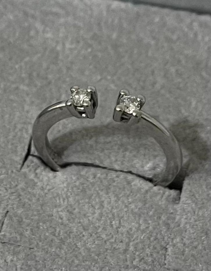 18 KARAAT WITGOUDEN RING MET 2 DIAMANTEN, Sieraden, Tassen en Uiterlijk, Ringen, Zo goed als nieuw, Dame, Kleiner dan 17, Zilver