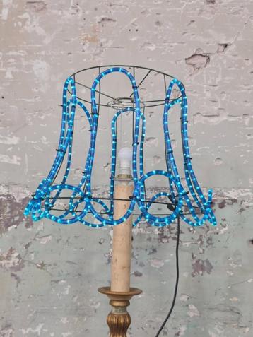 Blauwe LED lampenkap op metalen frame beschikbaar voor biedingen