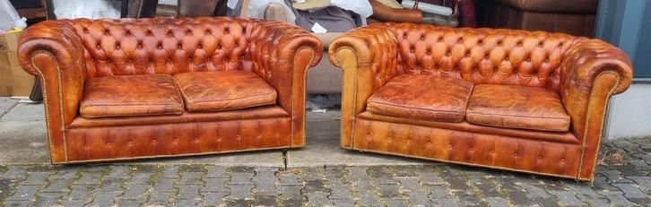 Set van 2 oude Chesterfield banken cognac + BEZORGING GRATIS, Antiek en Kunst, Antiek | Meubels | Stoelen en Banken, Ophalen of Verzenden
