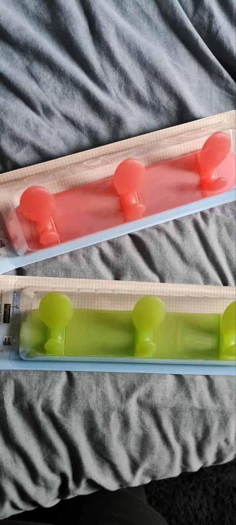 369 stuks!! Nieuwe Kapstokken - Rode en Groene Wandhaken, Huis en Inrichting, Woonaccessoires | Kapstokken, Nieuw, Wandhaken, Minder dan 100 cm