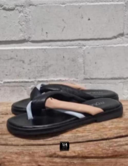 MJUS - Prachtige leren slippers maat 40 - Nieuw €110, Kleding | Dames, Schoenen, Nieuw, Slippers, Zwart, Ophalen of Verzenden