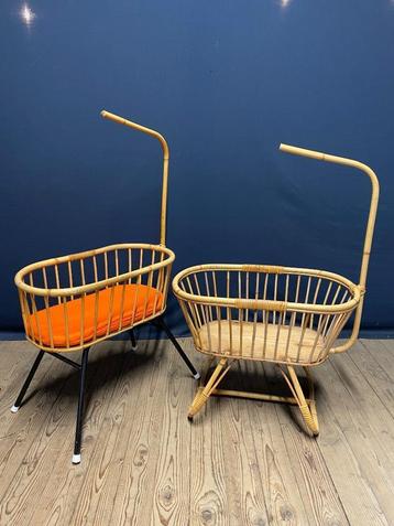 Vintage rotan poppenwiegjes beschikbaar voor biedingen