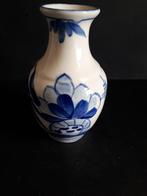 Vaasje Blauw wit grove bloemen en bladeren Materiaal: geglaz, Gebruikt, Blauw, N.v.t., N.v.t.
