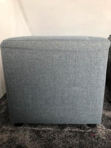 Nieuwe stoffen poef - 46x46x46 cm beschikbaar voor biedingen