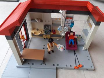 Leuk ziekenhuis met twee ambulances  beschikbaar voor biedingen