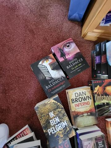 Grote collectie boeken, diverse schrijvers beschikbaar voor biedingen